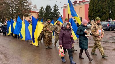 На Чернігівщині попрощалися з трьома солдатами, які загинули у бою на сході України На Чернігівщині попрощалися з трьома солдатами, які загинули у бою на сході України