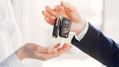 Львівські прокурори ухвалили передачу 25 авто та майже 4 млн грн для потреб армії