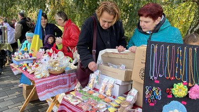 "Ми збираємо на буржуйки, щоб нашим бійцям було тепло". У Дніпрі діти влаштували благодійний ярмарок