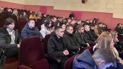 "Життя на межі" – у Житомирі презентували фільм про російсько-українську війну "Життя на межі" – у Житомирі презентували фільм про російсько-українську війну