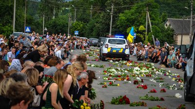 Люди на колінах проводжають в останню путь загиблого Юрія Пилипчука, 27 червня 2023 Люди на колінах проводжають в останню путь загиблого Юрія Пилипчука, 27 червня 2023