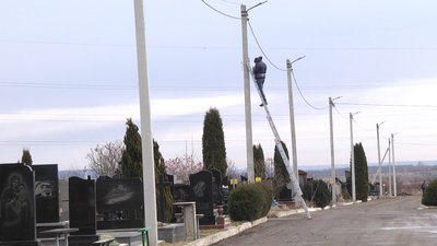 Камери встановлюють так, щоб їх не могли збити та було видно обличчя людей. Фото: Суспільне Поділля. Камери встановлюють так, щоб їх не могли збити та було видно обличчя людей. Фото: Суспільне Поділля.