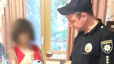 У Херсоні рятувальники зняли з балкону 10-річну дівчинку У Херсоні рятувальники зняли з балкону 10-річну дівчинку