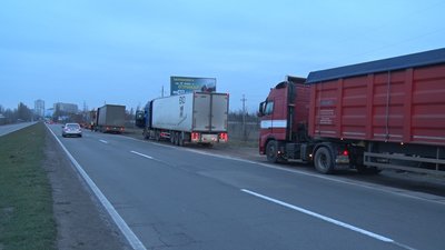 З 12 січня в години пік патрульні обмежуватимуть в’їзд вантажного транспорту до Миколаєва