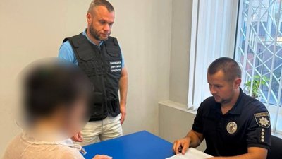 Підозрювана та правоохоронці