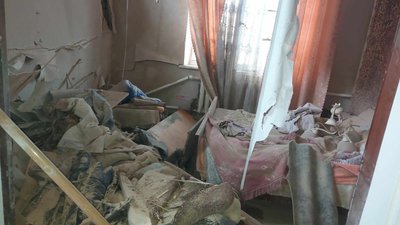 Пошкодження всередині приватного будинку в результаті падіння уламків російського беспілотника, 28 листопада 2023. Фото: Суспільне Хмельницький Пошкодження всередині приватного будинку в результаті падіння уламків російського беспілотника, 28 листопада 2023. Фото: Суспільне Хмельницький