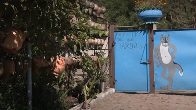"Залишити згадку": сільський голова на Харківщині зібрав колекцію горщиків