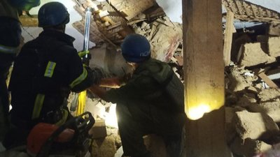 Трьох людей врятували, ще двоє загинули внаслідок ракетних ударів у Запорізькому районі — ДСНС Трьох людей врятували, ще двоє загинули внаслідок ракетних ударів у Запорізькому районі — ДСНС