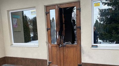 Пошкоджені двері Білокриницької сільської ради. Січень, 2024 