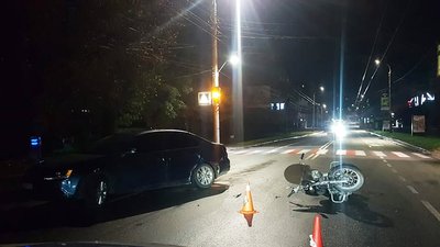 Аварія, унаслідок якої зіткнулися автівка та мотоцикл