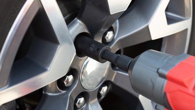 В Івано-Франківську двоє напідпитку знімали колеса з чужого авто