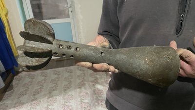 Снаряд, який прилетів в будинок родини, 8 січня 2024 року. Снаряд, який прилетів в будинок родини, 8 січня 2024 року.