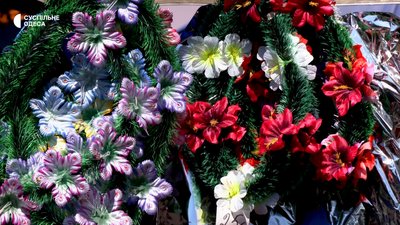 Можуть спричинити рак та алергію: чи варто купляти штучні квіти на поминальну неділю Можуть спричинити рак та алергію: чи варто купляти штучні квіти на поминальну неділю