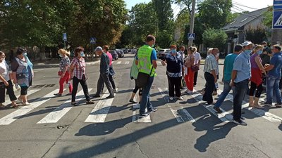 У Миколаєві працівники ДП "Племрепродуктор "Степове" перекрили дорогу біля управління Нацполіції У Миколаєві працівники ДП "Племрепродуктор "Степове" перекрили дорогу біля управління Нацполіції
