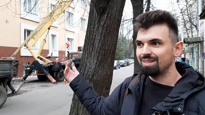 У центрі Рівного почали зрізати каштани. Перехожий викликав поліцію