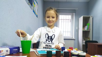 "Гроші на лікування онкохворих". 6-річна вінничанка малює картини та продає їх
