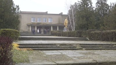 Він має залишитися: на Одещині мешканці села виступають проти знесення пам'ятника Леніну Він має залишитися: на Одещині мешканці села виступають проти знесення пам'ятника Леніну