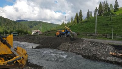 Рятувальники з 4 областей допомагають прикарпатцям долати наслідки негоди