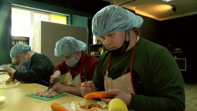 "Корекційна кухня": лучани із синдромом Дауна навчалися готувати куліш