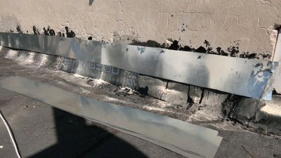 У будинку в Луцьку мешканці самотужки латають дірявий дах