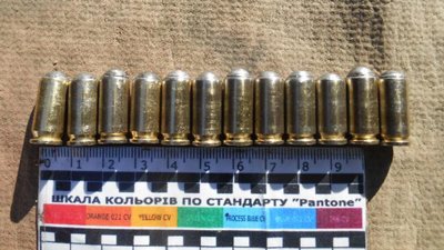 Рівненщина: у гаражі знайшли пістолети й наркотики. Власник каже – частину знайшов Рівненщина: у гаражі знайшли пістолети й наркотики. Власник каже – частину знайшов