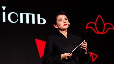 Регіна Харченко під час виступу на зустрічі спільноти Української школи політичних студій