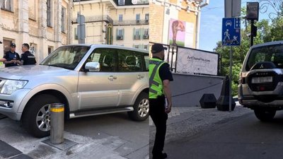П’яний чоловік викрав авто посла і потрапив в ДТП на Андріївському узвозі П’яний чоловік викрав авто посла і потрапив в ДТП на Андріївському узвозі