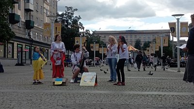 У Дніпрі шестирічна флейтистка грає разом з іншими дітьми-музикантами, щоб зібрати гроші на автівку для тероборони У Дніпрі шестирічна флейтистка грає разом з іншими дітьми-музикантами, щоб зібрати гроші на автівку для тероборони