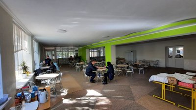 Внутрішньо переміщені особи харчуються у шкільній їдальні Внутрішньо переміщені особи харчуються у шкільній їдальні