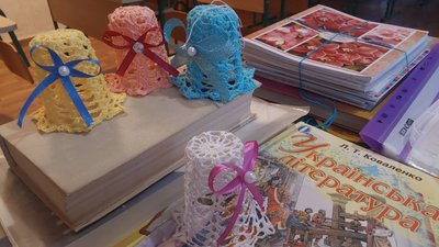Яскраві й плетені. Жителька Кіровоградщини гачком плете писанки й великодніх курчат