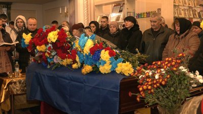 "Він був нам як син". У Сумах провели в останню путь загиблого десантника Олексія Батрака