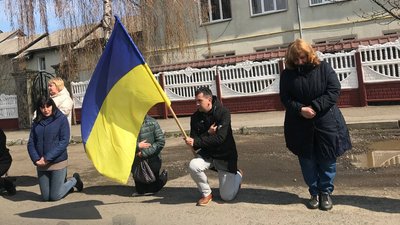 На Франківщині зустріли скорботний кортеж з тілами двох захисників України На Франківщині зустріли скорботний кортеж з тілами двох захисників України