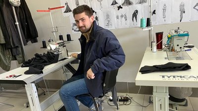 У Чернівцях вимушені переселенці налаштували виробництво броніжилетів У Чернівцях вимушені переселенці налаштували виробництво броніжилетів