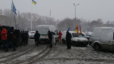 "Карантин не годівниця". В Одесі підприємці влаштували автопробіг проти локдауну "Карантин не годівниця". В Одесі підприємці влаштували автопробіг проти локдауну