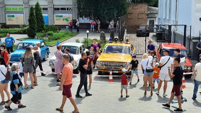 У центрі Кропивницького влаштували виставку ретро-автомобілів У центрі Кропивницького влаштували виставку ретро-автомобілів