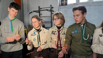 Вифлеємський вогонь миру передають один одному Вифлеємський вогонь миру передають один одному