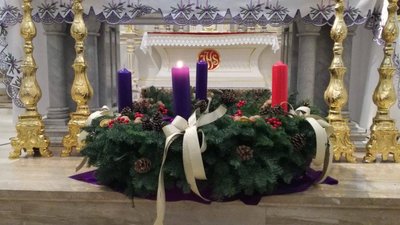Римо-католики у Різдвяний піст у вінку запалюють чотири свічки. Листопад 2023. Тернопіль Римо-католики у Різдвяний піст у вінку запалюють чотири свічки. Листопад 2023. Тернопіль