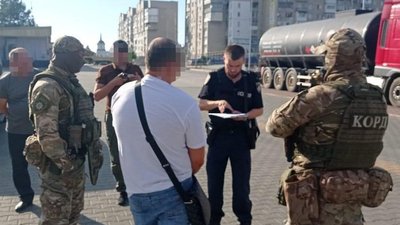 2000 доларів за виїзд з України: на Вінниччині чоловік намагався підкупити прикордонників