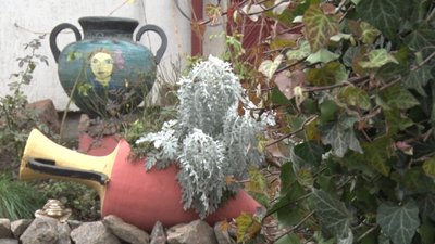 На Миколаївщині чоловік власноруч створив музей амфор в античному стилі