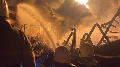 Внаслідок обстрілу Ізюмщини сталася пожежа на нафтопереробному підприємстві