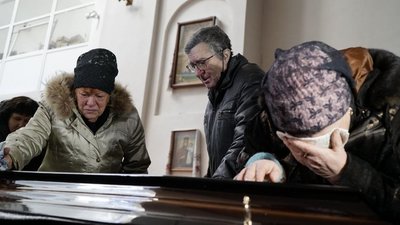 Прощання з дитячим письменником Володимиром Вакуленком, вбитим під час окупації Ізюмщини. Вакуленка викрали з дому та застрелили. Сиротою лишився син письменника. 6 грудня 2022 року Прощання з дитячим письменником Володимиром Вакуленком, вбитим під час окупації Ізюмщини. Вакуленка викрали з дому та застрелили. Сиротою лишився син письменника. 6 грудня 2022 року