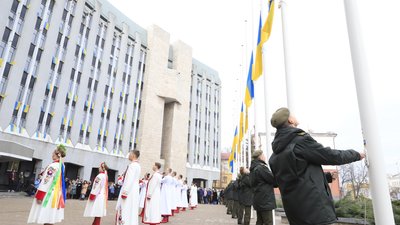 День єднання: у Дніпрі розгорнули величезний жовто-синій стяг та підняли на флагштоки 14 прапорів