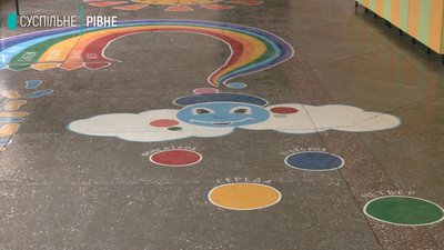 Капітошки, жабки, ромашки: у рівненській школі зробили інтерактивну підлогу Капітошки, жабки, ромашки: у рівненській школі зробили інтерактивну підлогу