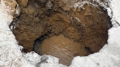 Через підмивання ґрунтовими водами на Закарпатті обвалилася частина дороги Через підмивання ґрунтовими водами на Закарпатті обвалилася частина дороги