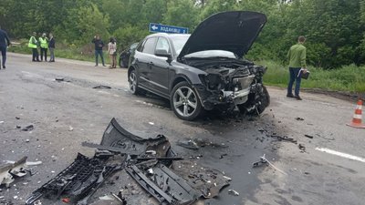 Біля Хмельницького на автодорозі Житомир-Чернівці зіткнулося чотири автівки. Фото: Суспільне. Поділля. Біля Хмельницького на автодорозі Житомир-Чернівці зіткнулося чотири автівки. Фото: Суспільне. Поділля.