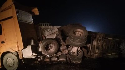 Поблизу Франківська сталася ДТП: дорогу засипало біогумусом Поблизу Франківська сталася ДТП: дорогу засипало біогумусом