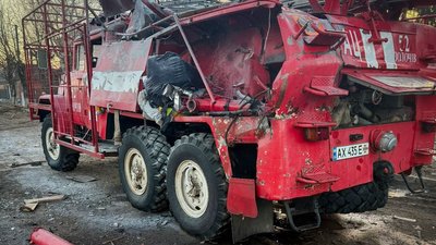 Пошкоджена внаслідок повторного удару РФ автоцистерна на Харківщині