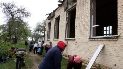 Тікали від обстрілів – потрапили під авіаудар. Як живуть люди після авіаударів по селу Іванівка на Чернігівщині Тікали від обстрілів – потрапили під авіаудар. Як живуть люди після авіаударів по селу Іванівка на Чернігівщині