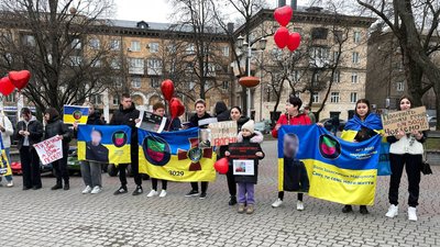"Два серця в полоні": у Запоріжжі відбулася акція на підтримку українських полонених "Два серця в полоні": у Запоріжжі відбулася акція на підтримку українських полонених