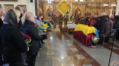 "У нього душа велика": у Полтаві попрощалися із солдатом Євгенієм Гиричем "У нього душа велика": у Полтаві попрощалися із солдатом Євгенієм Гиричем